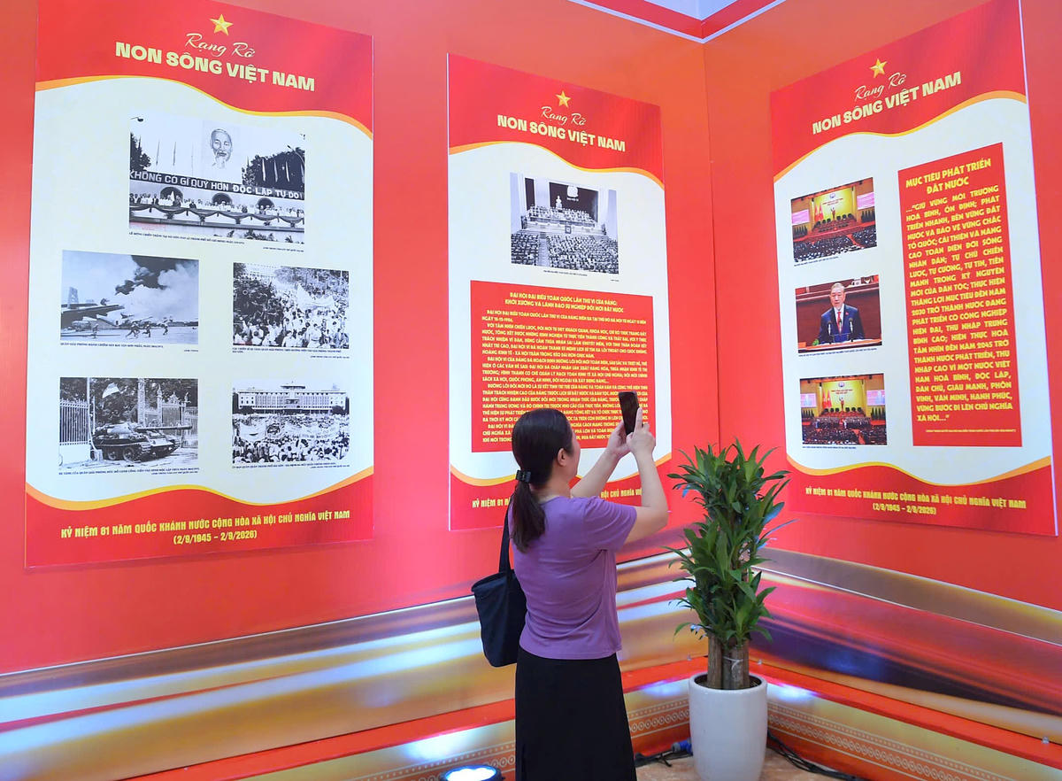 Công chúng tham quan, tìm hiểu những tác phẩm ảnh tại triển lãm. 