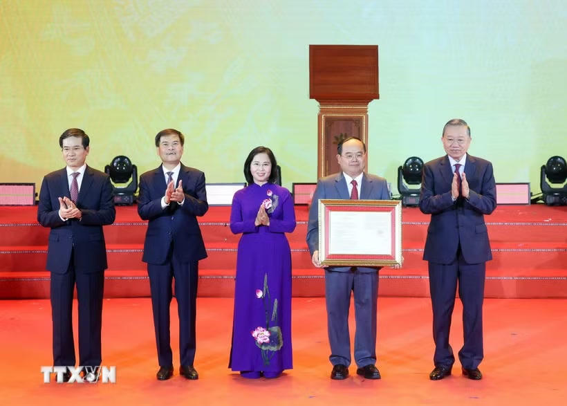 Tổng Bí thư, Chủ tịch nước Tô Lâm trao Nghị quyết của Quốc hội về việc thành lập thành phố Quảng Ninh. (Ảnh: Thống Nhất/TTXVN).