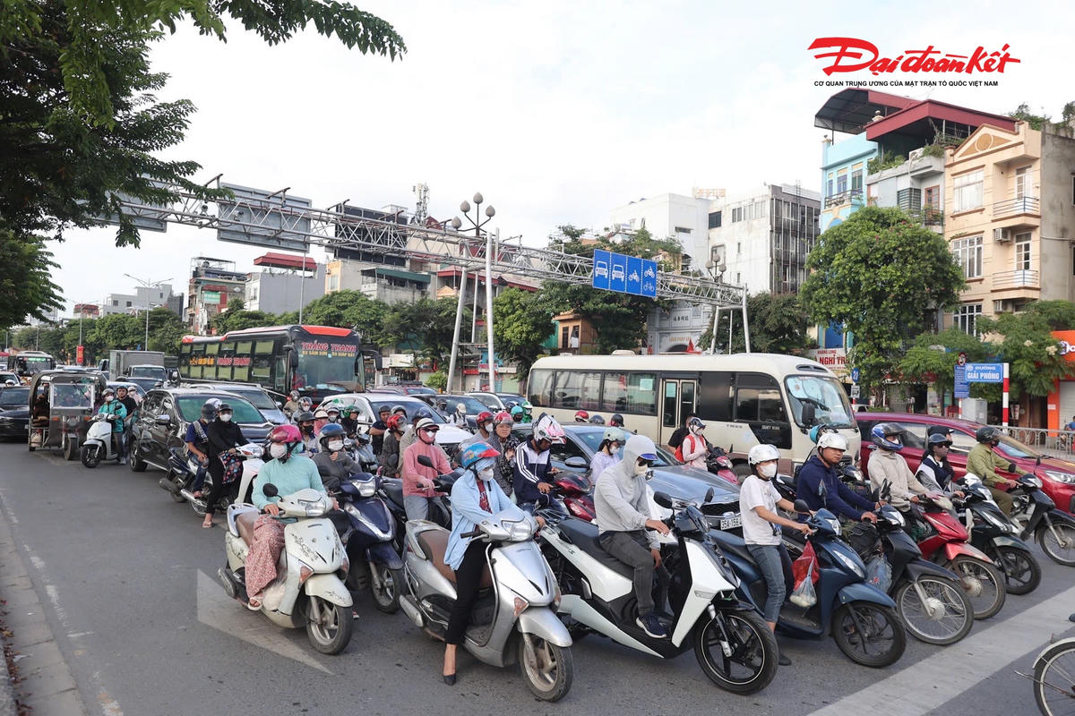 Từ khoảng cuối giờ chiều 28/8, giao thông trên nhiều tuyến đường hướng ra ngoại thành Hà Nội bắt đầu trở nên đông đúc. Người dân tranh thủ rời Thủ đô để về quê hoặc đi du lịch trong kỳ nghỉ lễ Quốc khánh 2/9 kéo dài.
