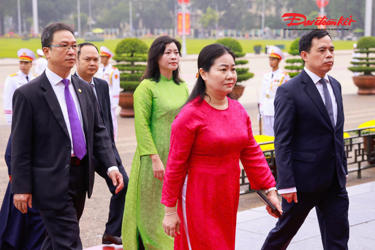 Lãnh đạo Đảng, Nhà nước, MTTQ Việt Nam vào Lăng viếng Chủ tịch Hồ Chí Minh