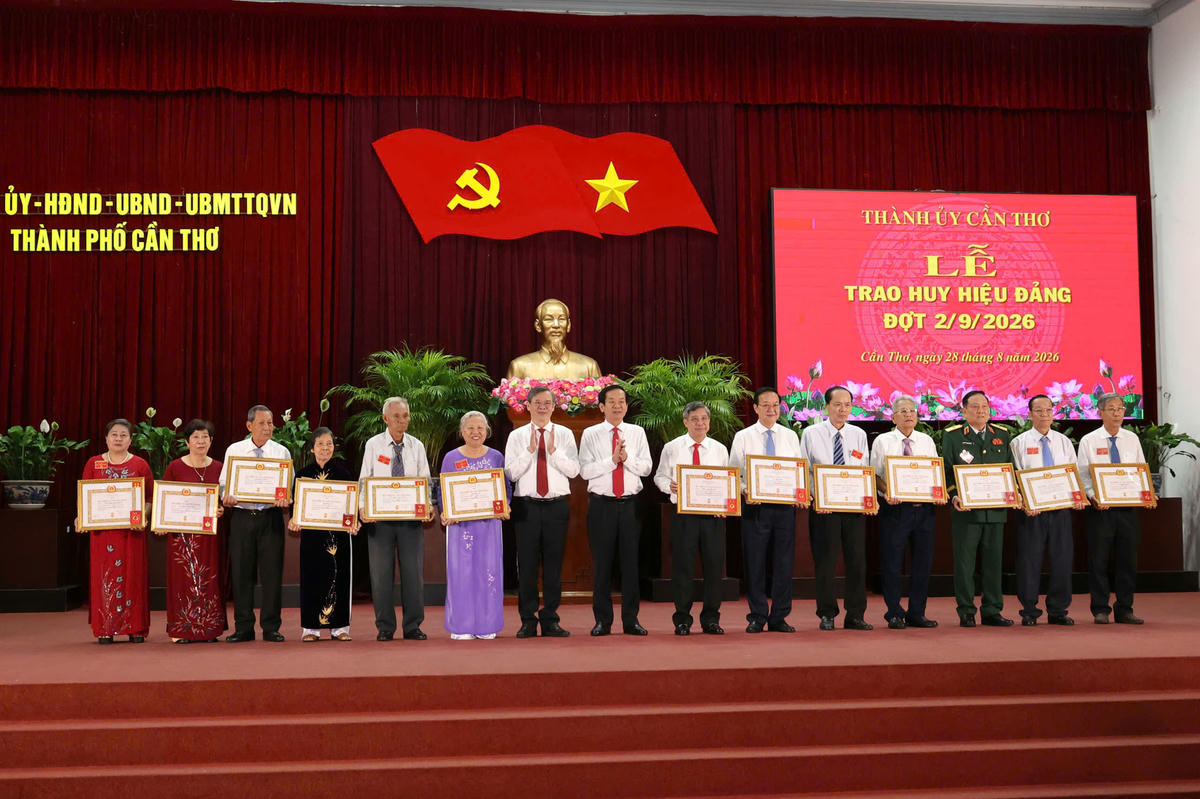 Lãnh đạo TP Cần Thơ trao Huy hiệu Đảng đến các đảng viên. Ảnh TP