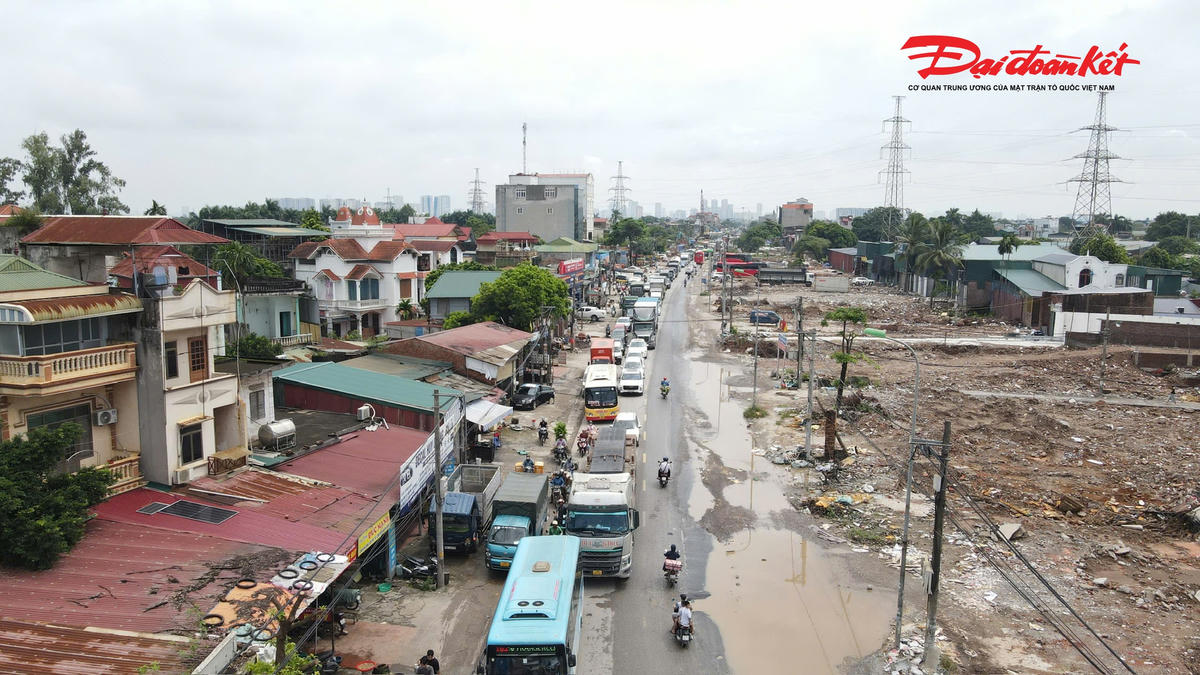 Theo ghi nhận trưa ngày 28/8, Quốc lộ 6, đoạn từ khu vực bến xe Yên Nghĩa, phường Yên Nghĩa đến hết đường Biên Giang, Hà Nội, rơi vào tình trạng ùn tắc kéo dài ở cả hai chiều.