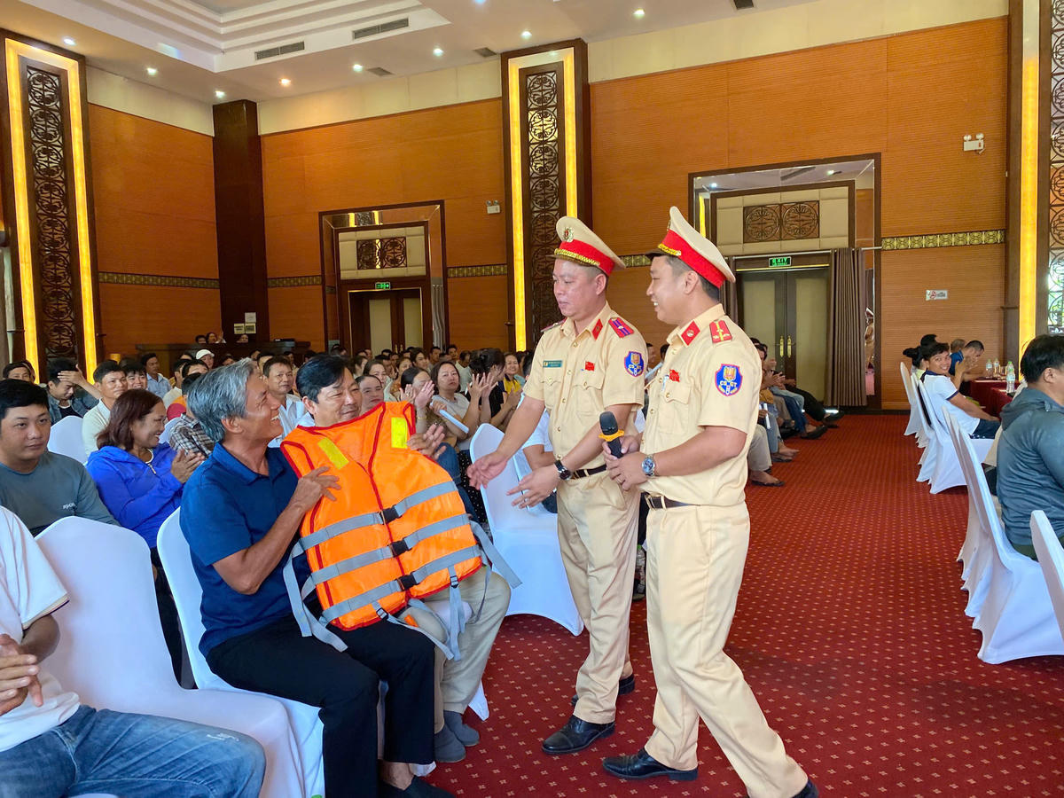 Lực lượng Cảnh sát giao thông tham gia tập huấn tặng áo phao cho các cơ sở kinh doanh du lịch đường thủy. Ảnh: Nguyễn Tú.