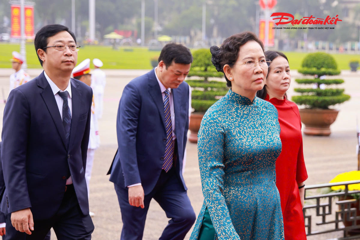 Lãnh đạo Đảng, Nhà nước, MTTQ Việt Nam vào Lăng viếng Chủ tịch Hồ Chí Minh