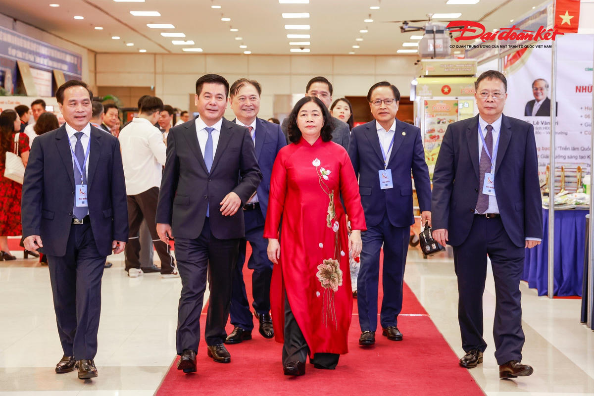 Ủy viên Bộ Chính trị, Bí thư Trung ương Đảng, Bí thư Đảng ủy MTTQ, các đoàn thể Trung ương, Chủ tịch Ủy ban Trung ương MTTQ Việt Nam Bùi Thị Minh Hoài và các đại biểu tham dự Đại hội. Ảnh: Quang Vinh.