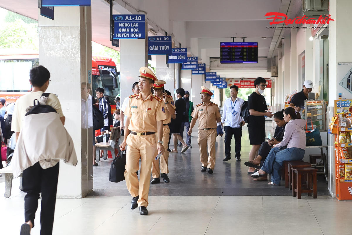 Tại khu vực sân bến, cán bộ CSGT tiến hành kiểm tra điều kiện của phương tiện và người điều khiển, giấy tờ liên quan đến hoạt động vận tải, đồng thời nhắc nhở các nhà xe chấp hành nghiêm quy định, không chở quá số người quy định, bảo đảm an toàn cho hành khách trong dịp nghỉ lễ.