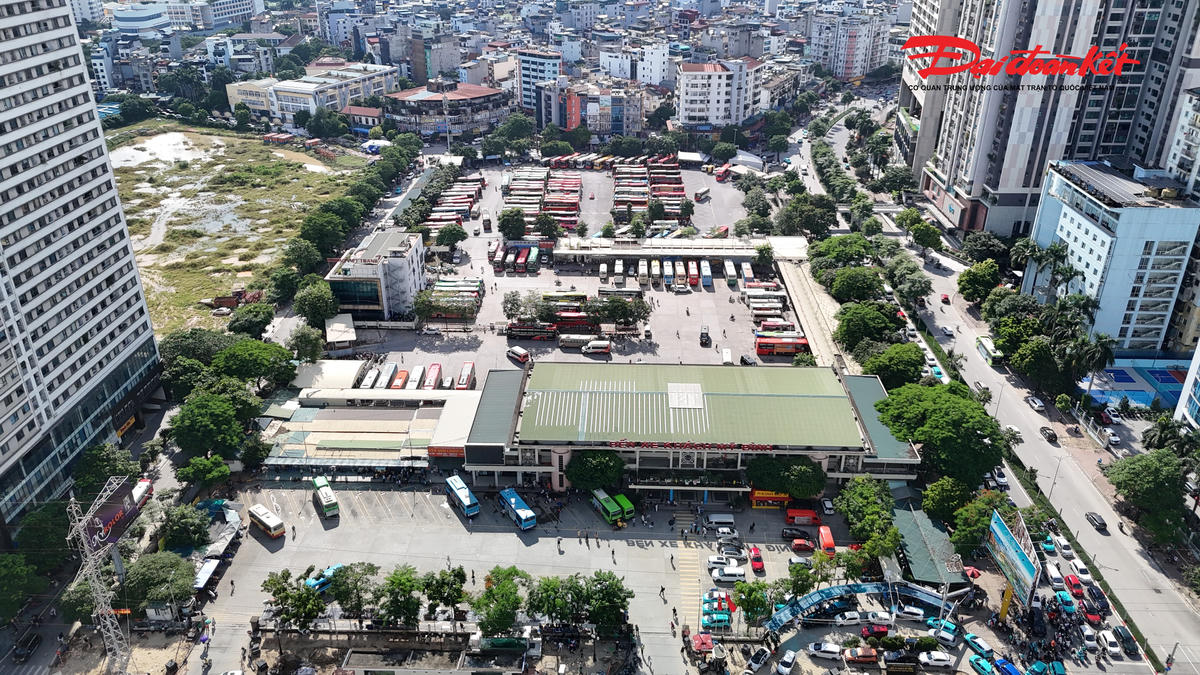 Tương tự, tại Bến xe Mỹ Đình, chiều 28/8, lượng hành khách mang theo hành lý về quê nghỉ lễ cũng bắt đầu tăng cao. Khu vực nhà chờ và sân đón khách trở nên nhộn nhịp khi các chuyến xe liên tục đón khách, xuất bến.