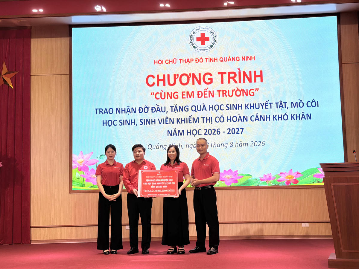 Đại diện Tập đoàn Vàng bạc Đá quý DOJI trao biểu trưng hỗ trợ học bổng khuyến học cho học sinh khuyết tật, mồ côi có hoàn cảnh khó khăn năm học 2026 - 2027.