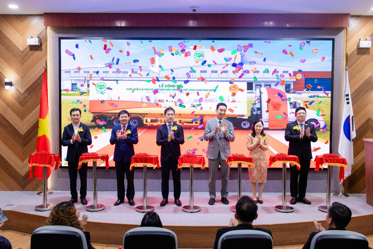 Lãnh đạo C.P. Việt Nam, đại diện Bộ Nông nghiệp và Môi trường, Đại sứ quán Hàn Quốc tại Việt Nam, Hội Chăn nuôi Việt Nam tham gia nghi thức công bố xuất khẩu lô thịt gà chế biến đầu tiên của Việt Nam sang thị trường Hàn Quốc. Ảnh: C.P. Việt Nam.