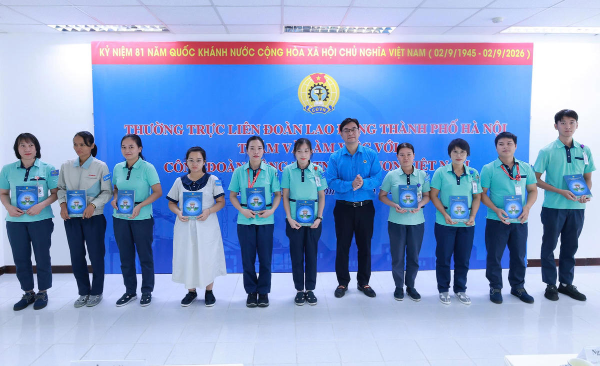 Ông Nguyễn Văn Thắng Phó Chủ tịch Ủy ban MTTQ Việt Nam thành phố Hà Nội, Chủ tịch LĐLĐ thành phố Hà Nội trao quà cho công nhân lao động khó khăn. Ảnh: PV