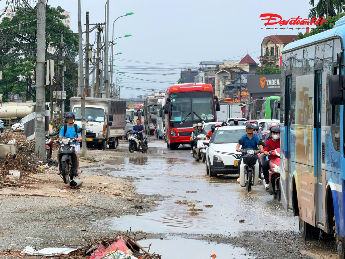 Theo anh Đức, vào những ngày mưa, việc di chuyển trên tuyến đường này càng trở nên khó khăn khi mặt đường xuất hiện nhiều ổ gà, vũng nước. Các phương tiện phải liên tục giảm tốc độ, né tránh những đoạn đường xuống cấp, khiến dòng xe phía sau dồn lại và tình trạng ùn tắc kéo dài hơn. Đối với người đi xe máy, việc vừa phải tránh ổ gà, vũng nước, vừa luồn lách giữa dòng ô tô và xe tải khiến việc lưu thông tiềm ẩn nhiều nguy cơ mất an toàn.
