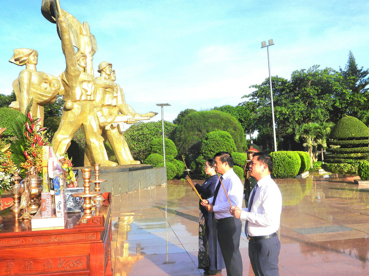 Lãnh đạo tỉnh Đắk Lắk dâng hương, tưởng niệm các Anh hùng liệt sĩ nhân dịp Quốc khánh 2/9. Ảnh: Tiến Đạt.