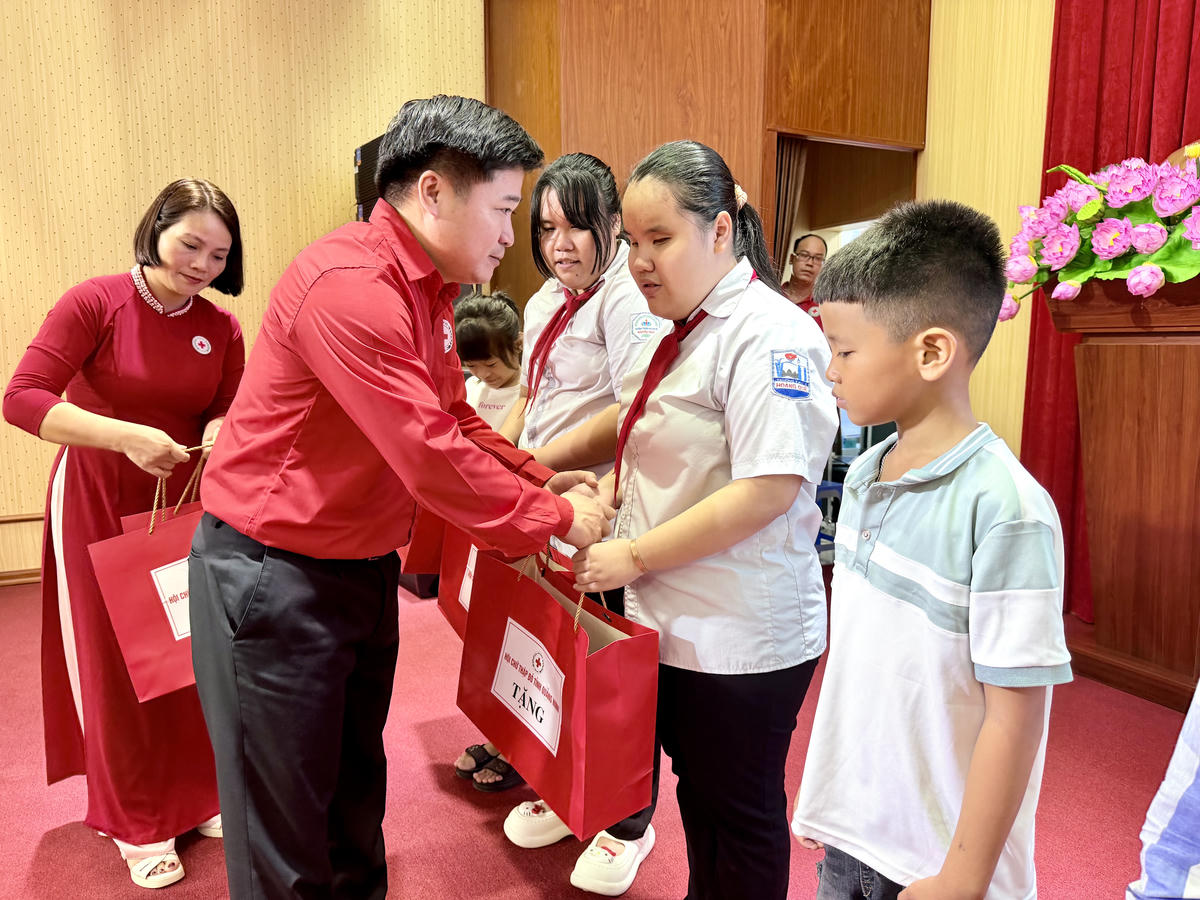 Quảng Ninh: “Cùng em đến trường” trao yêu thương, tiếp sức cho học sinh vào năm học mới