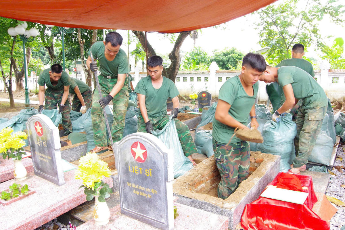 Các lực lượng chức năng tỉnh Điện Biên đã sớm hoàn thành nhiệm vụ lấy mẫu tại các phần mộ liệt sĩ. Ảnh: Đức Hạnh