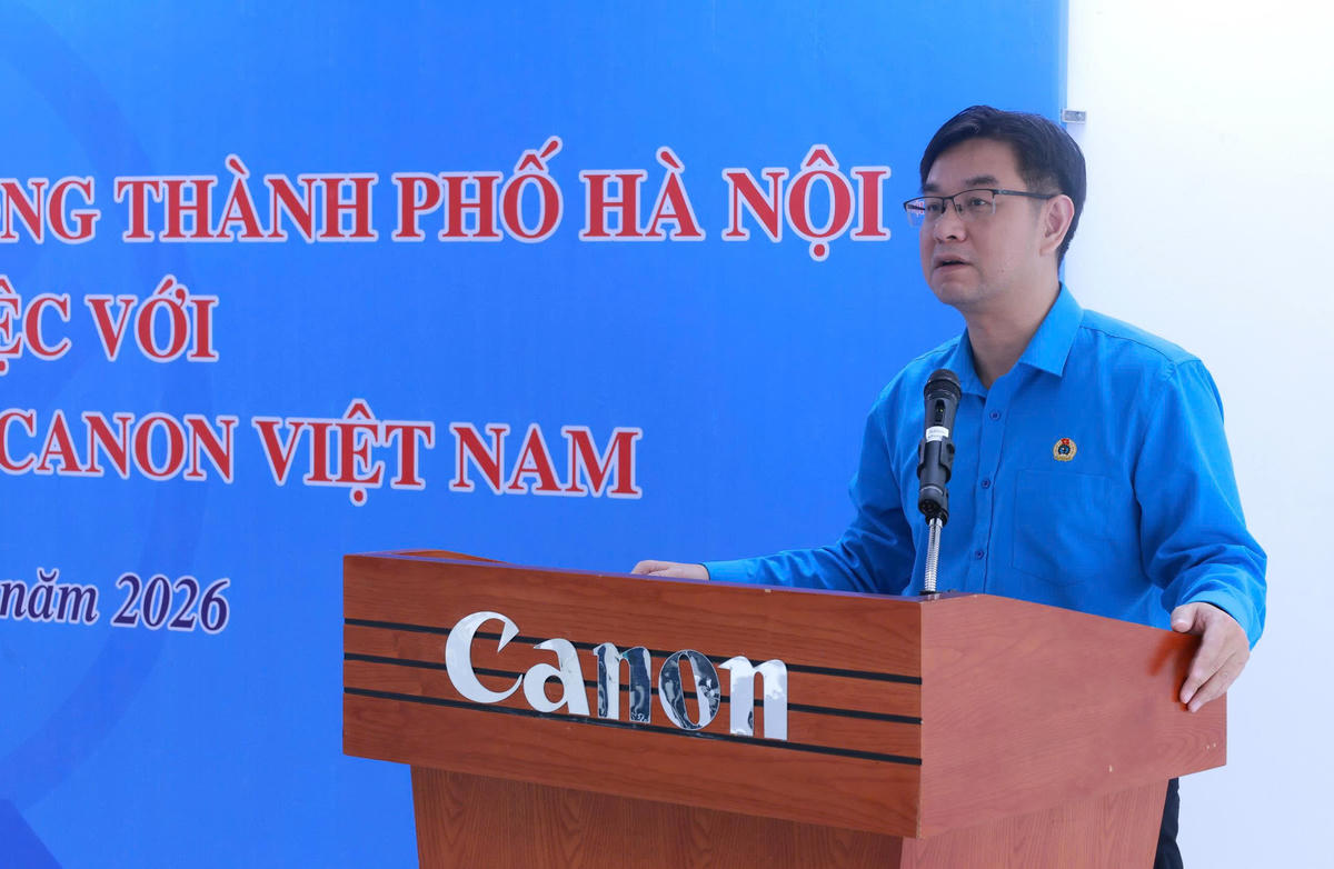 Ông Nguyễn Văn Thắng, Phó Chủ tịch Ủy ban MTTQ Việt Nam thành phố Hà Nội, Chủ tịch LĐLĐ thành phố Hà Nội làm Trưởng đoàn đã đến thăm, tặng quà công nhân Công ty TNHH Canon Việt Nam. Ảnh: PV