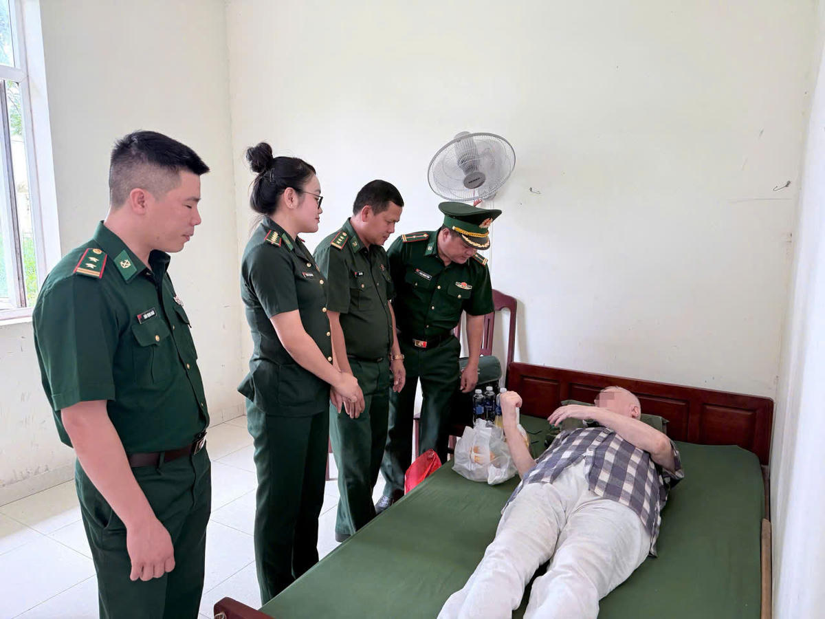 Quảng Trị: Cấp cứu kịp thời một du khách có biểu hiện đột quỵ khi nhập cảnh