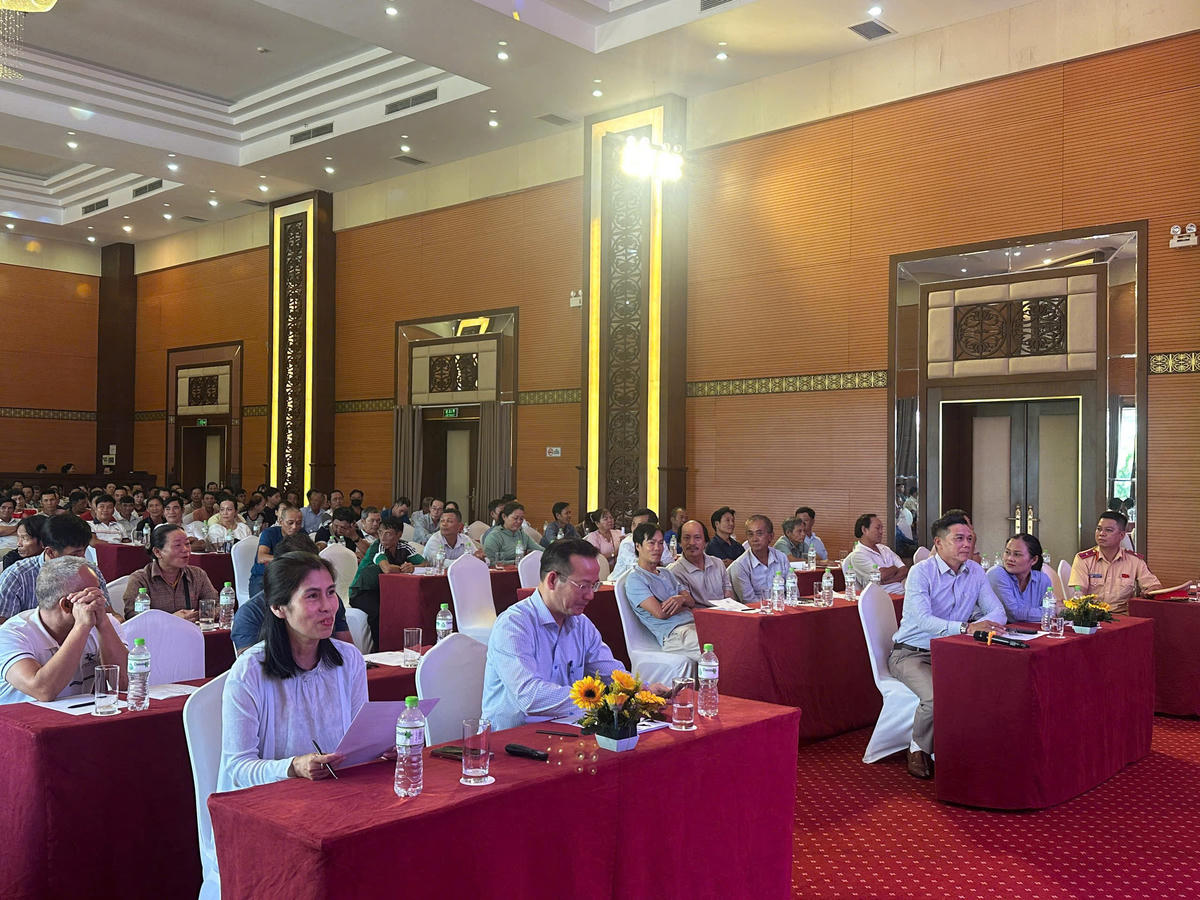 Buổi tập huấn nhằm nâng cao năng lực phục vụ du khách đối với hoạt động du lịch đường thủy. Ảnh: Nguyễn Tú.