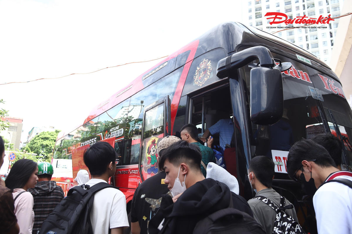Anh Minh Tuấn, một hành khách đang chờ xe về quê ở bến xe Giáp Bát cho biết, anh đã đặt vé từ trước và lựa chọn về sớm một ngày để chủ động thời gian.