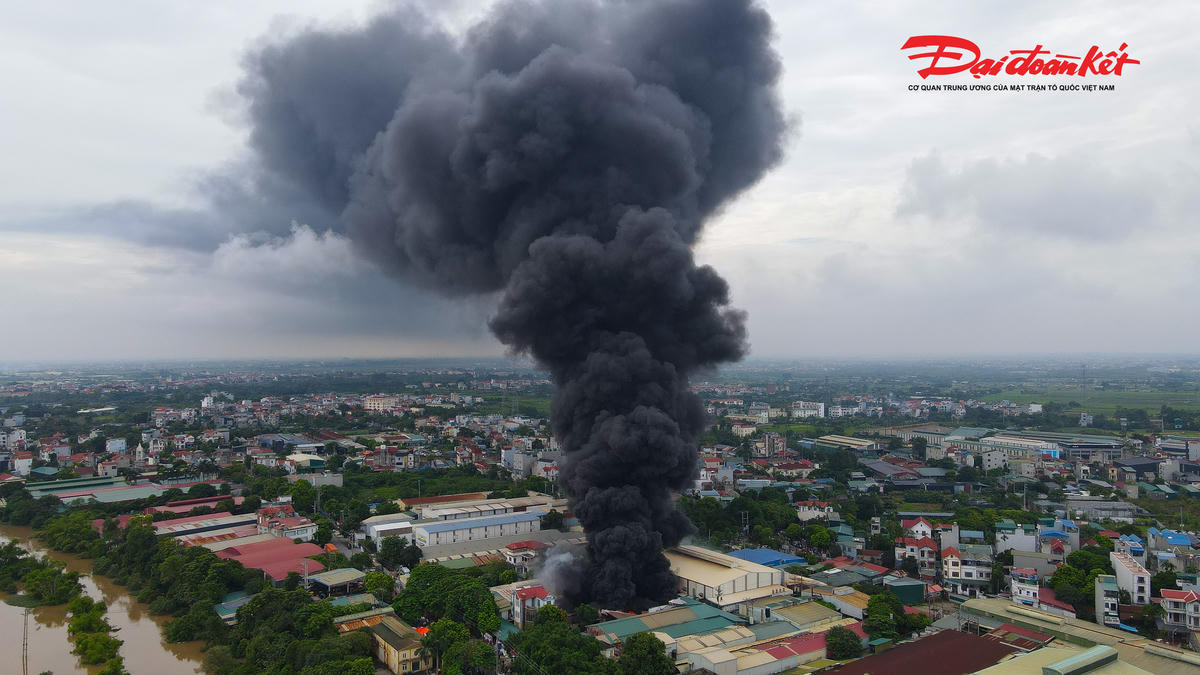 Hà Nội: Cháy lớn nhà xưởng ở Chương Mỹ, gần 10 xe cứu hỏa khẩn trương dập lửa