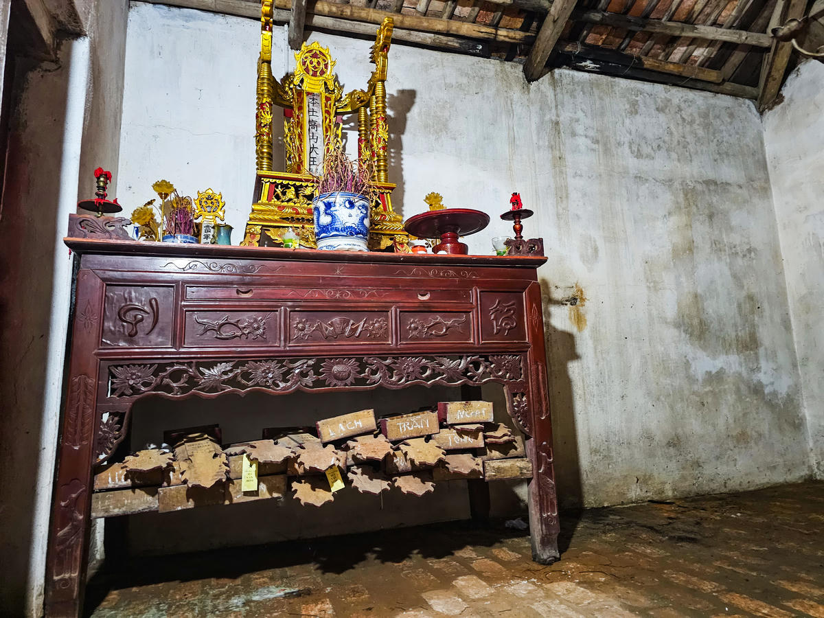Bên trong hậu cung ở đình Động Bồng, đang bị thấm dột khi mưa xuống. Ảnh: Đình Minh