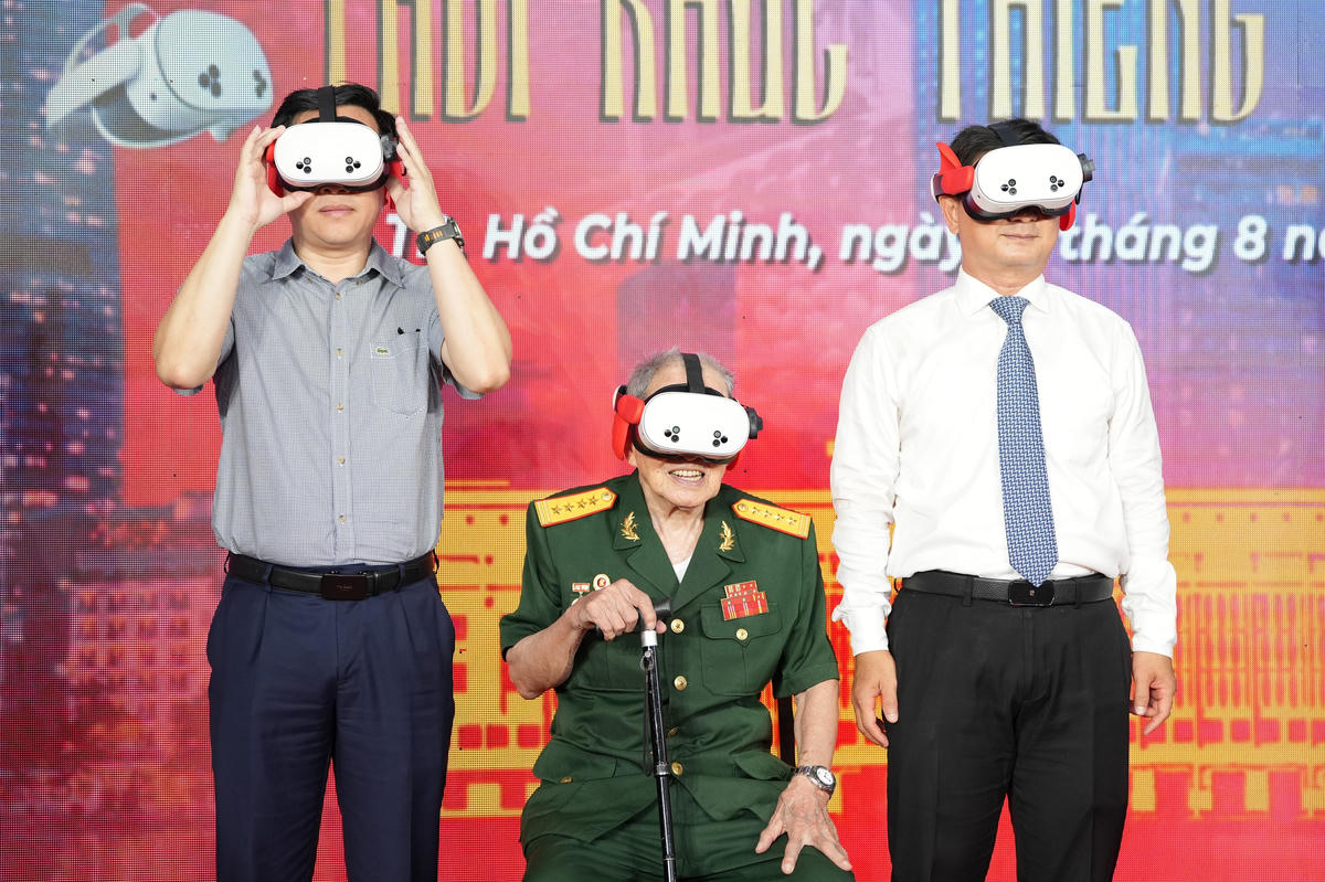 Nhiều người dân, cán bộ tham gia trải nghiệm không gian lịch sử ngày 2/9/1945 thông qua công nghệ thực tế ảo. Ảnh: BTC.