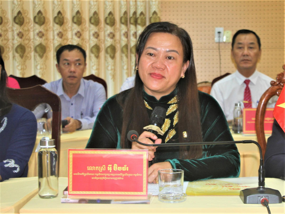 Bà Y Thị Bích Thọ, Phó Chủ tịch Thường trực Ủy ban MTTQ Việt Nam tỉnh Quảng Ngãi báo cáo tại hội nghị. Ảnh: Chí Đại.