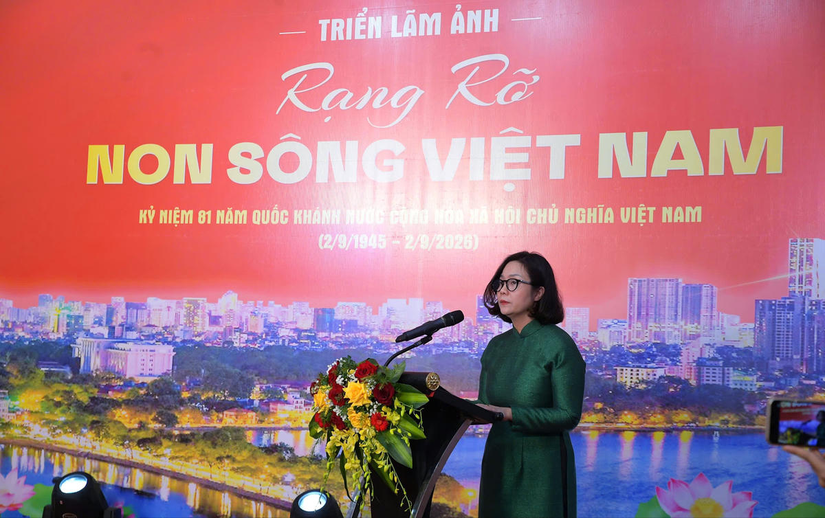 Phó Giám đốc Sở Văn hóa, Thể thao và Du lịch Hà Nội Lê Thị Ánh Mai phát biểu khai mạc triển lãm ảnh “Rạng rỡ non sông Việt Nam”.