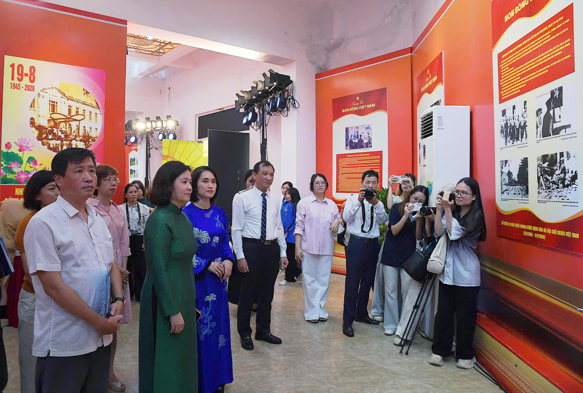 Đại biểu tham quan không gian triển lãm ảnh “Rạng rỡ non sông Việt Nam”.