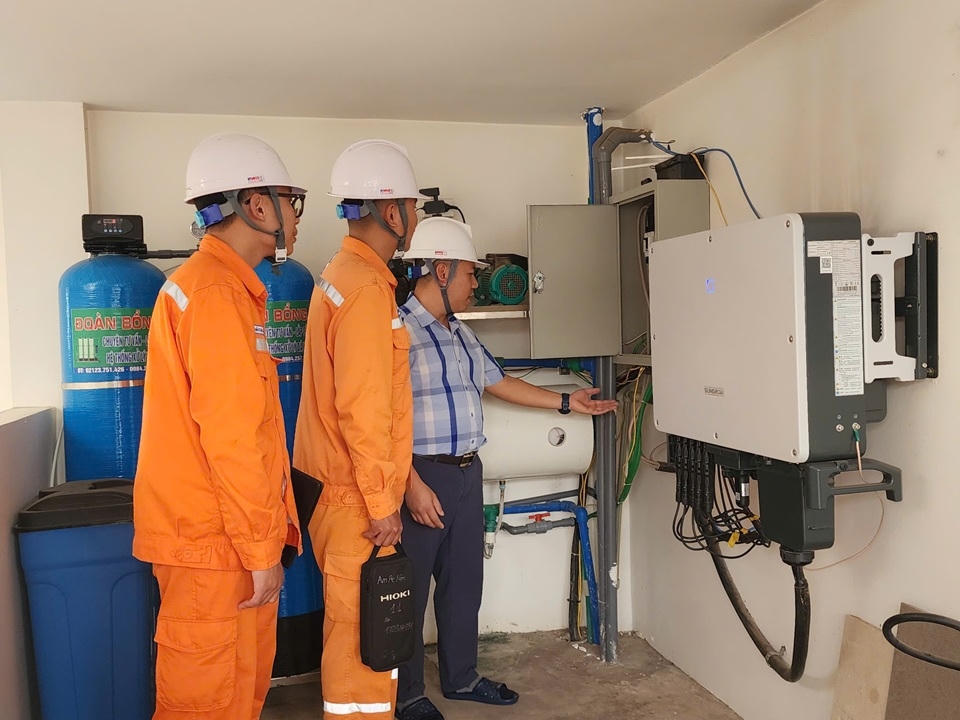Nhân viên Điện lực hướng dẫn, hỗ trợ khách hàng kiểm tra hệ thống điện mặt trời mái nhà