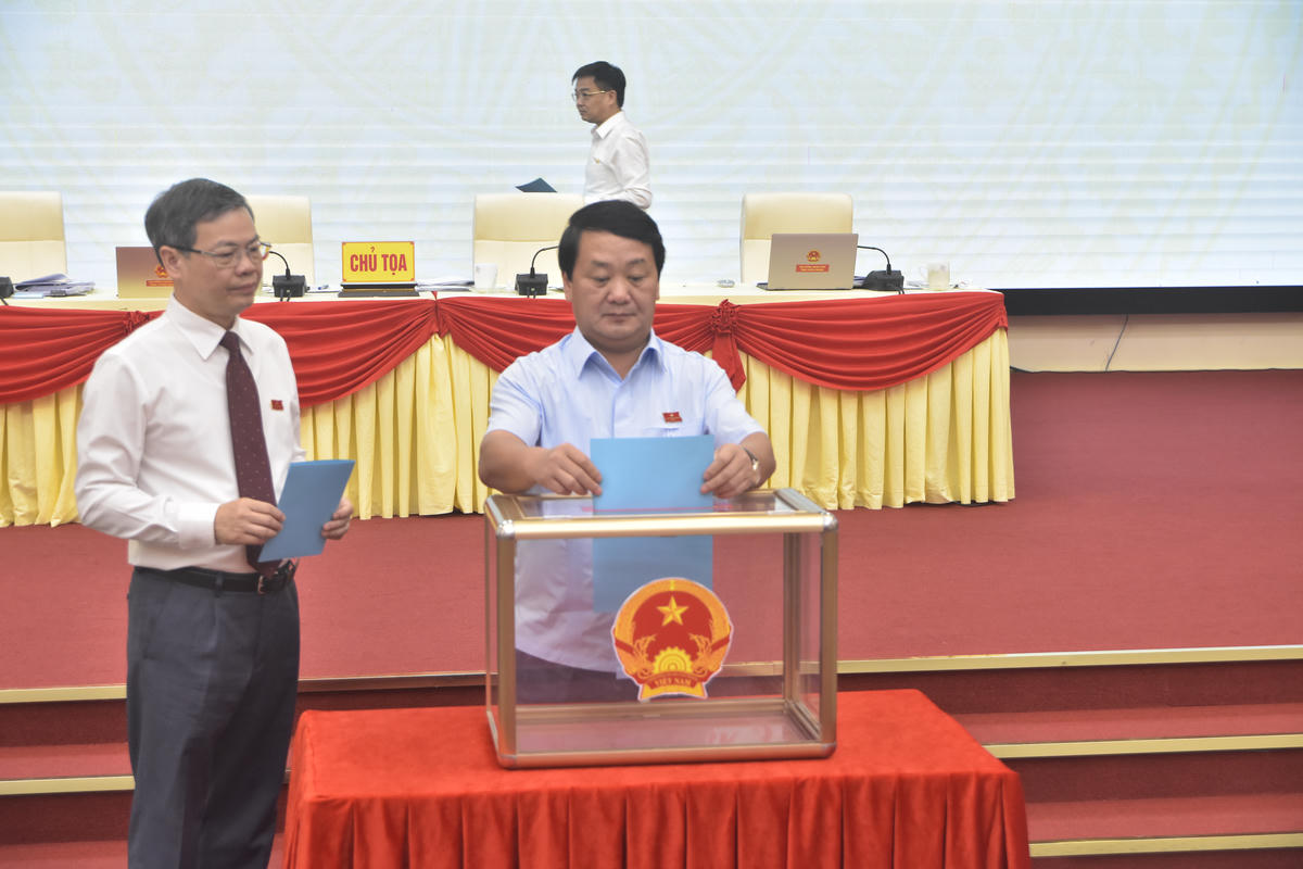 Các đại biểu bỏ phiếu bầu Ủy viên UBND tỉnh Tuyên Quang khóa XX, nhiệm kỳ 2026-2031.