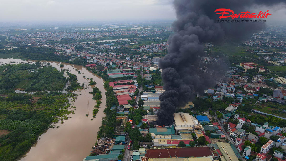 Hà Nội: Cháy lớn nhà xưởng ở Chương Mỹ, gần 10 xe cứu hỏa khẩn trương dập lửa
