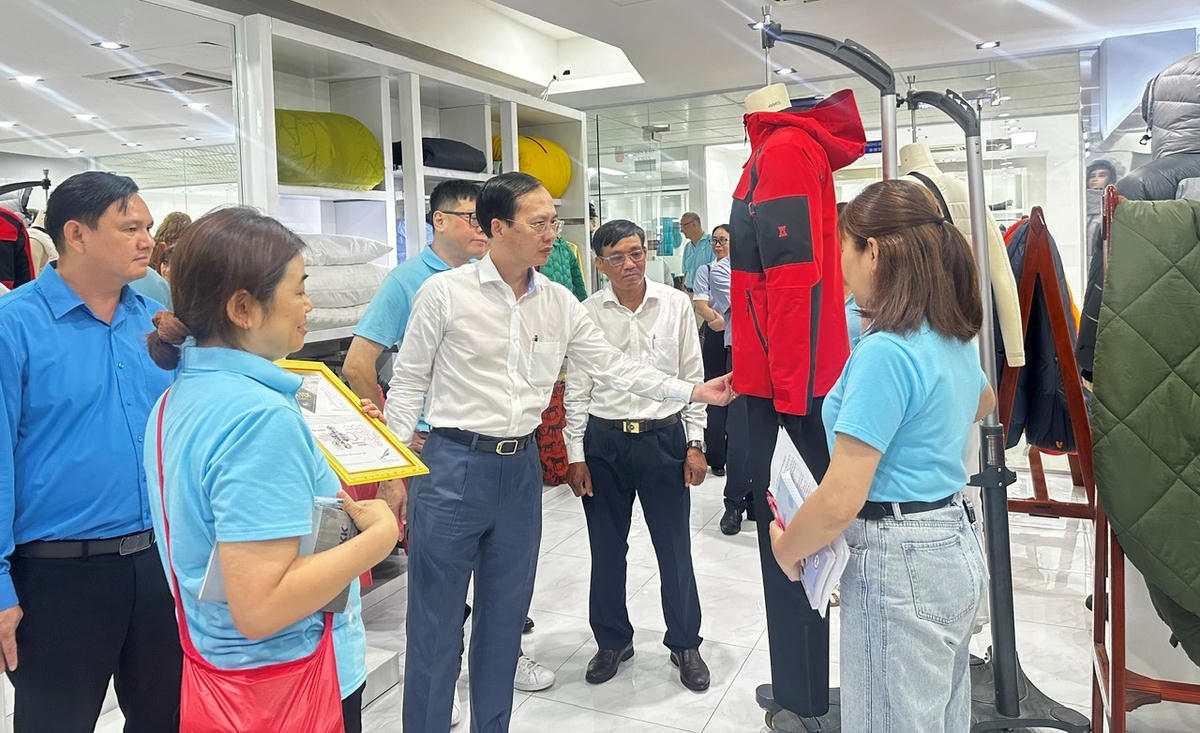 Chủ tịch UBND tỉnh Vĩnh Long Trần Trí Quang thăm và làm việc tại một doanh nghiệp nước ngoài ở Khu công nghiệp Hòa Phú. (Ảnh: Thanh Lâm)