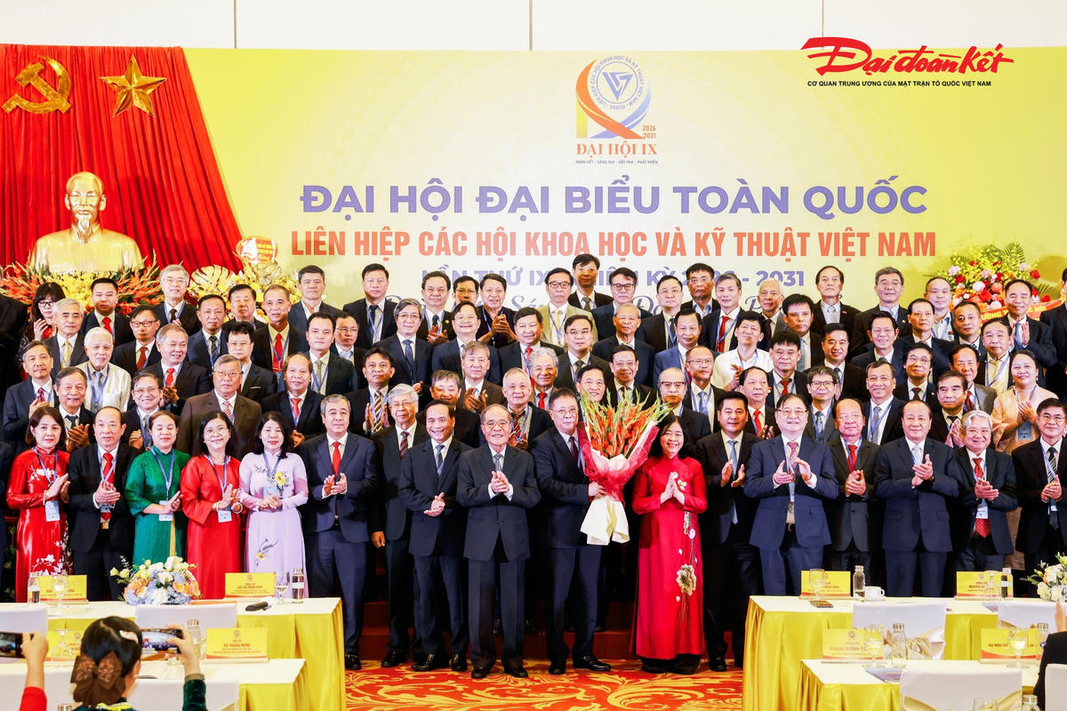 Chủ tịch Bùi Thị Minh Hoài tặng hoa chúc mừng Ban Chấp hành Liên hiệp các Hội Khoa học và Kỹ thuật Việt Nam khóa IX, nhiệm kỳ 2026 - 2031. Ảnh: Quang Vinh.