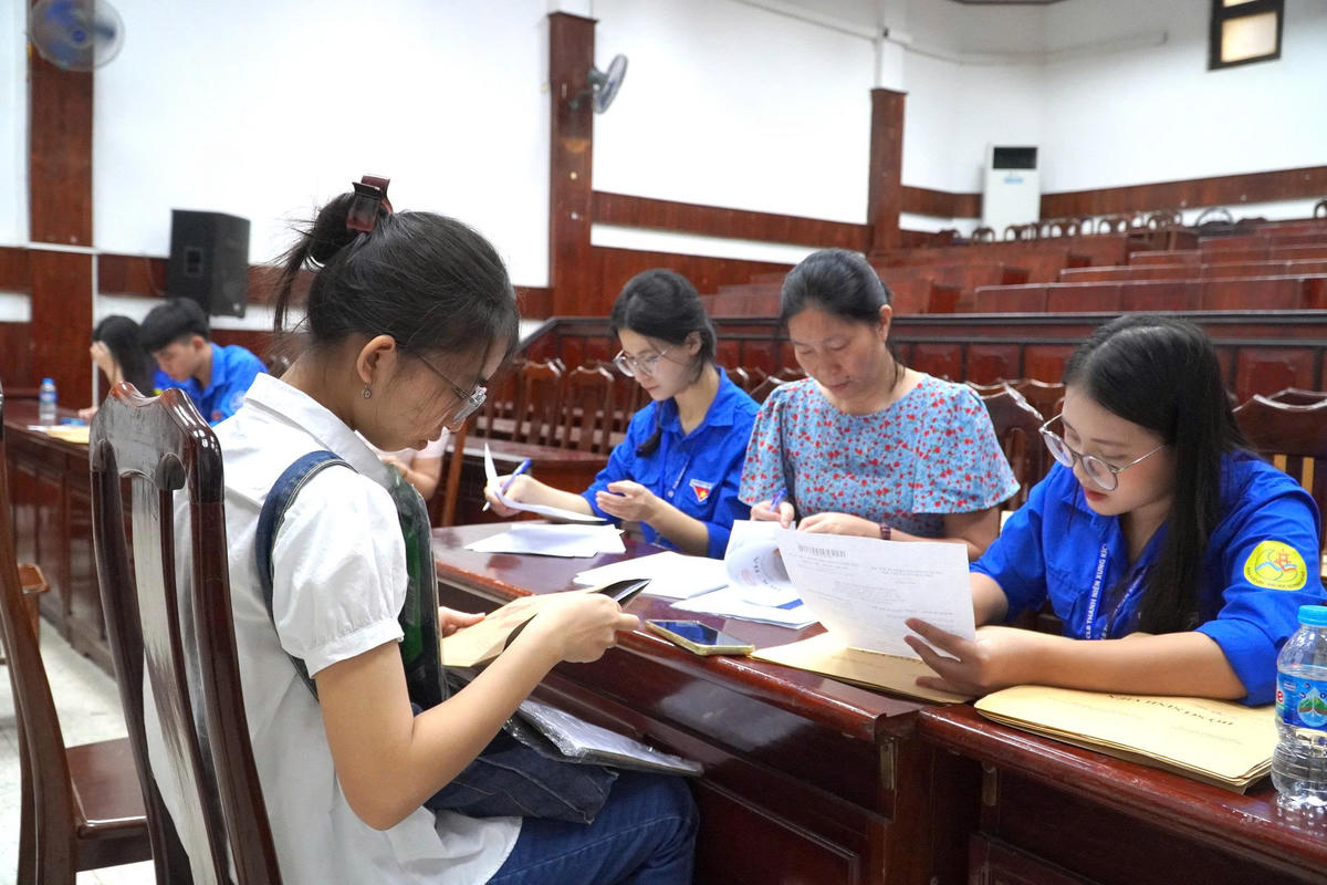 Sinh viên làm thủ tục nhập học tại trường sáng 28/8.