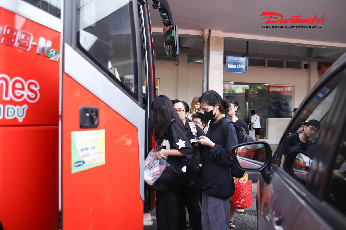 Không khí tại các bến xe Giáp Bát trở nên nhộn nhịp hơn thường ngày khi kỳ nghỉ lễ Quốc khánh 2/9 đang đến gần. Nhiều hành khách tranh thủ kết thúc công việc sớm để rời Thủ đô, trong khi một số người lựa chọn về quê từ chiều 28/8 nhằm tránh cảnh đông đúc vào những ngày cao điểm tiếp theo.