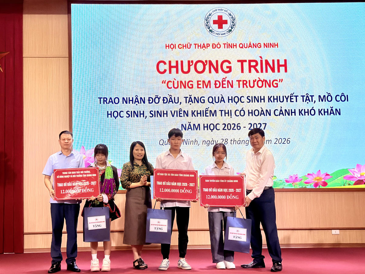 Lãnh đạo Ban Tuyên giáo Tỉnh ủy, Sở Dân tộc và Tôn giáo, Trung tâm Quan trắc Tài nguyên và Môi trường tỉnh Quảng Ninh tặng quà và trao kinh phí đỡ đầu đến các em học sinh.