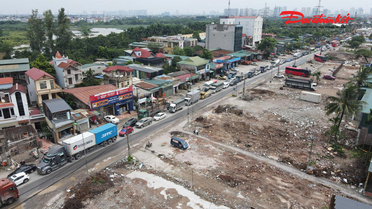 Quốc lộ 6 là một trong những tuyến giao thông huyết mạch kết nối khu vực trung tâm Hà Nội với các tỉnh phía Tây Bắc. Hiện tuyến đường đang được triển khai mở rộng hai bên, dự kiến nâng quy mô lên từ 8 đến 10 làn xe.