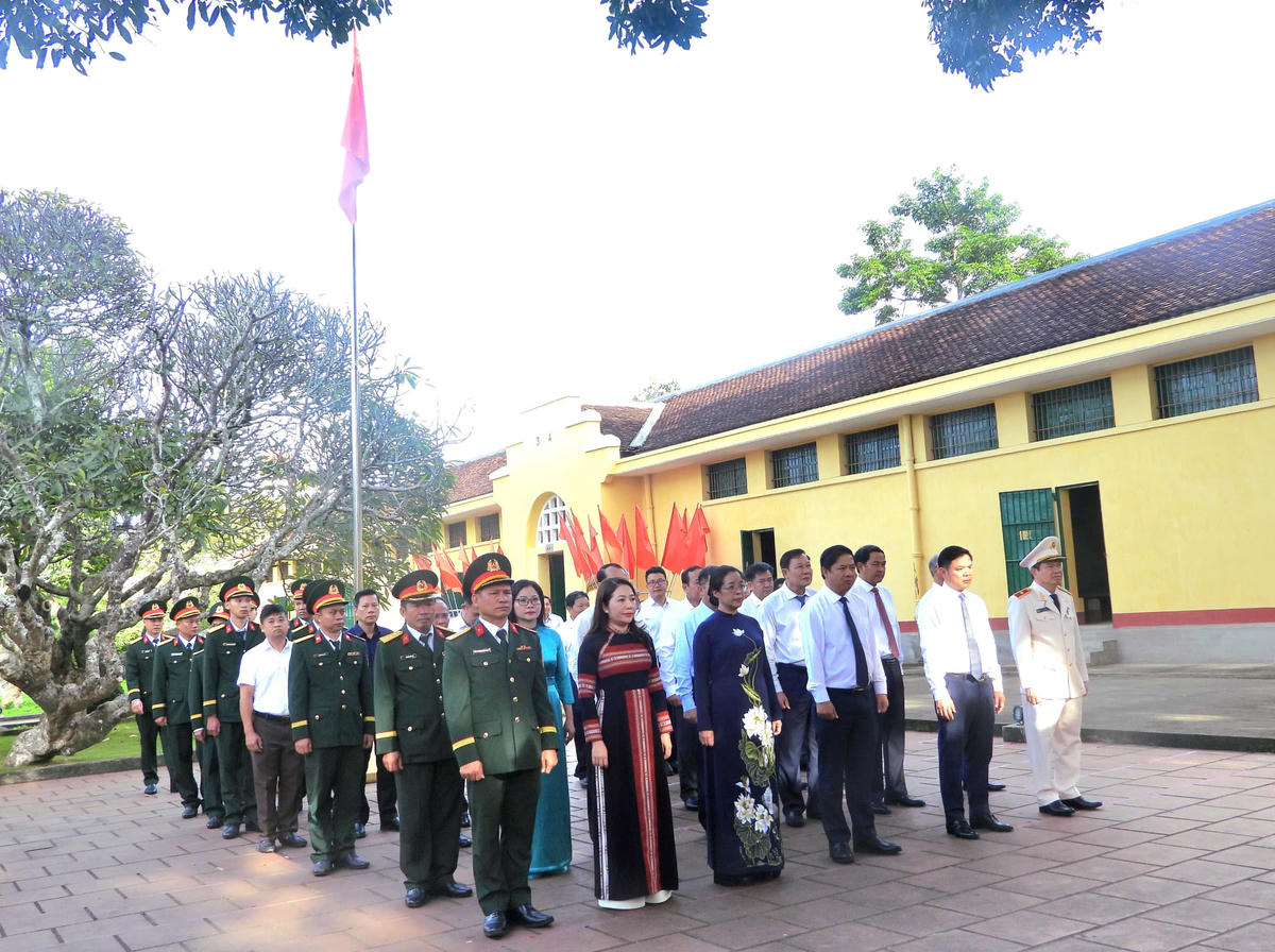 Đoàn đại biểu đến dâng hương tại Di tích lịch sử quốc gia đặc biệt Nhà đày Buôn Ma Thuột. Ảnh: Tiến Đạt.
