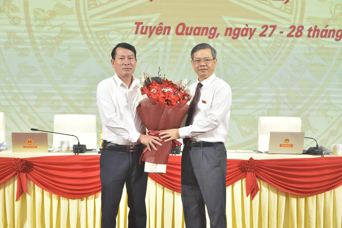 Chủ tịch HĐND tỉnh Tuyên Quang Nguyễn Văn Sơn tặng hoa chúc mừng ông Đỗ Văn Hùng vừa được HĐND tỉnh bầu thành viên UBND tỉnh.