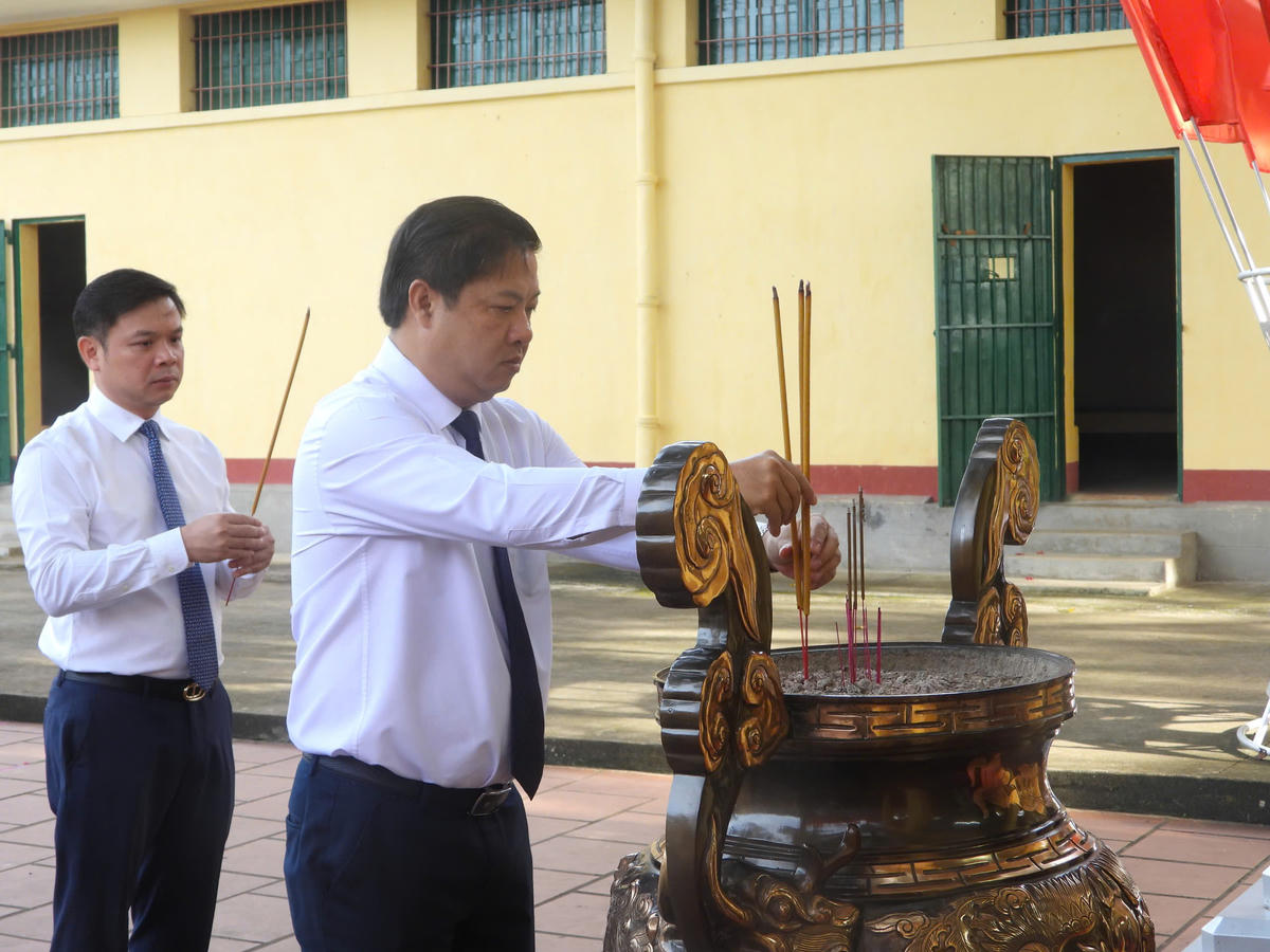Ông Lương Nguyễn Minh Triết, Ủy viên Trung ương Đảng, Bí thư Tỉnh ủy Đắk Lắk  và  ông Đỗ Hữu Huy, Phó Bí thư Tỉnh ủy, Chủ tịch UBND tỉnh dâng hương tưởng nhớ các anh hùng liệt sĩ. Ảnh: Tiến Đạt.