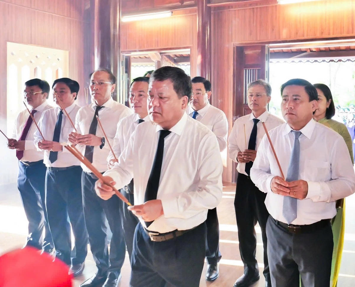 Lãnh đạo tỉnh Khánh Hòa dâng hương tại Đền thờ Bác Hồ và các anh hùng, liệt sĩ tại Nghĩa trang liệt sĩ Hòn Dung.