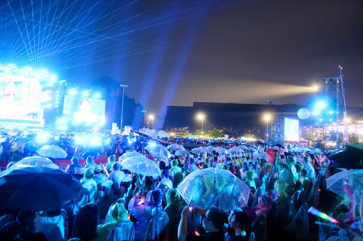 Concert "Quảng Ninh - Thành phố rạng rỡ tương lai" xác lập kỷ lục Việt Nam
