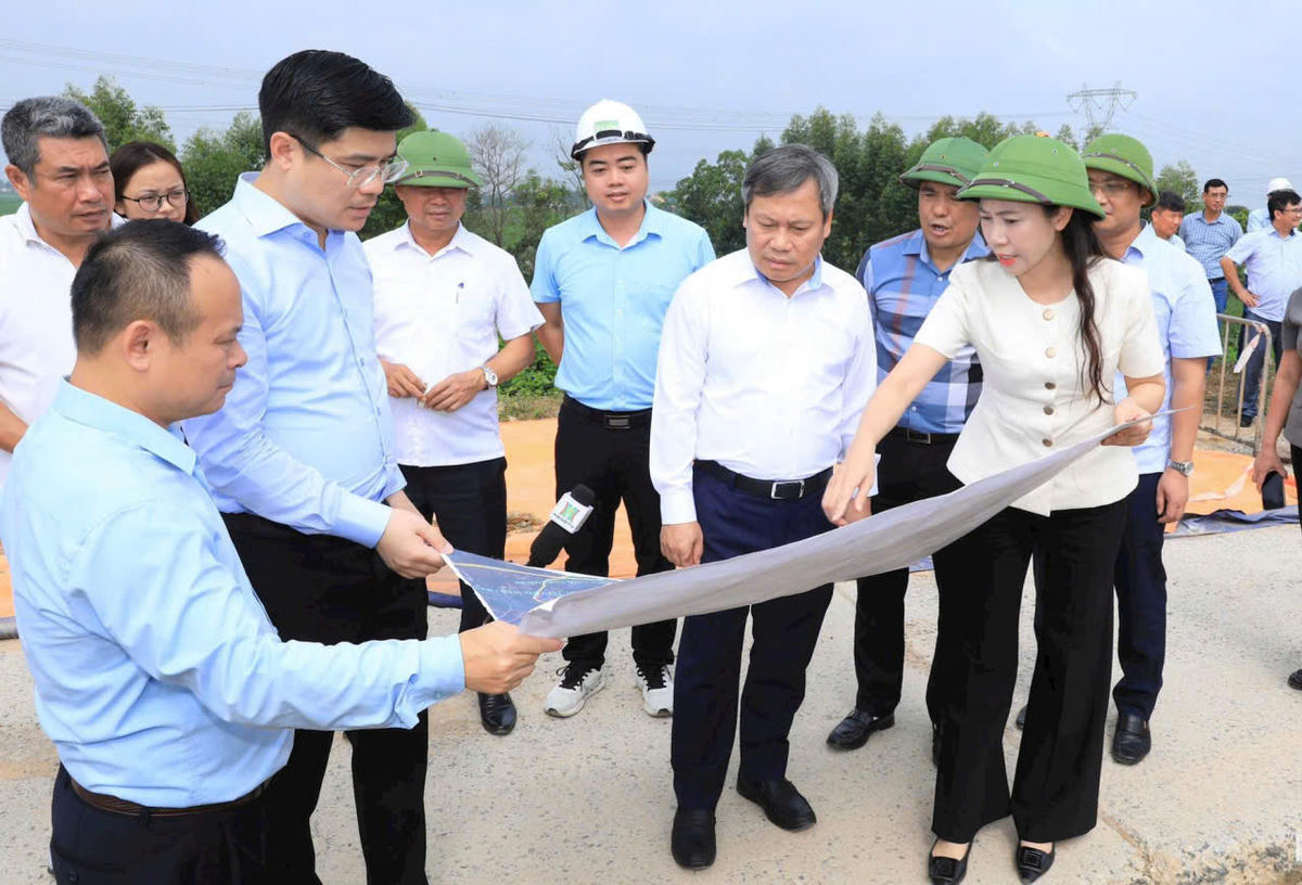 Chủ tịch UBND TP Hà Nội Vũ Đại Thắng cùng Đoàn công tác của thành phố kiểm tra công tác phòng, chống thiên tai.