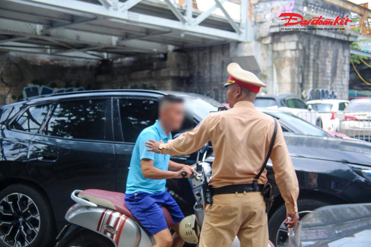 CSGT kiểm tra, xử lý một số trường hợp điều khiển xe mô tô không đội mũ bảo hiểm.