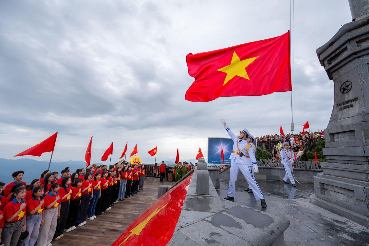 Lá cờ đỏ sao vàng kiêu hãnh tung bay giữa biển trời Tây Bắc.