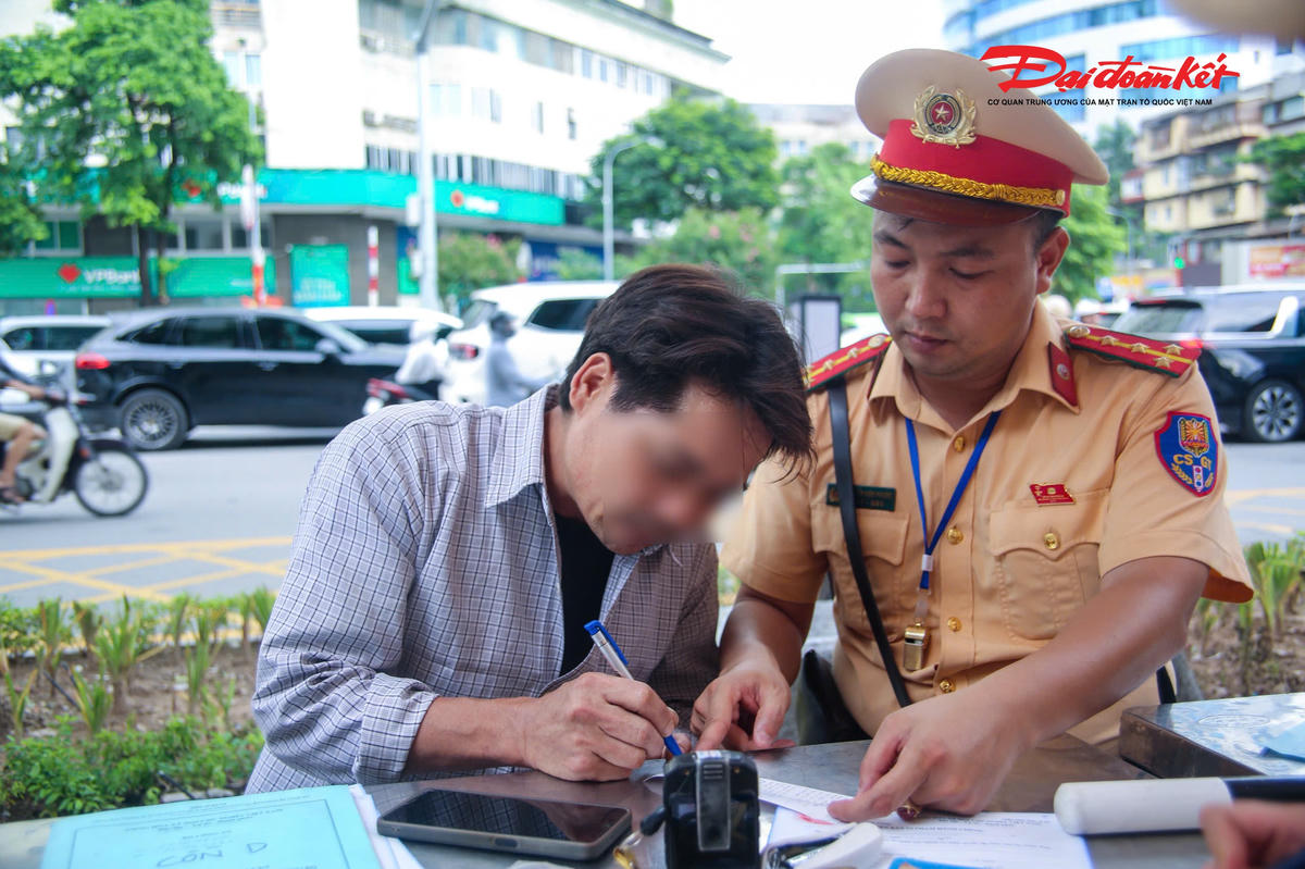 Khoảng 13h20, tổ công tác phát hiện anh Đào Mạnh H. (sinh năm 1986, trú tại Hà Nội) điều khiển xe mô tô vi phạm nồng độ cồn ở mức dưới 0,25 mg/lít khí thở. Đến khoảng 14h25, lực lượng chức năng tiếp tục phát hiện anh Nguyễn Việt H. (sinh năm 1983, trú tại Hà Nội) điều khiển xe mô tô biển kiểm soát 28G1-183.xx vi phạm nồng độ cồn ở mức tương tự.