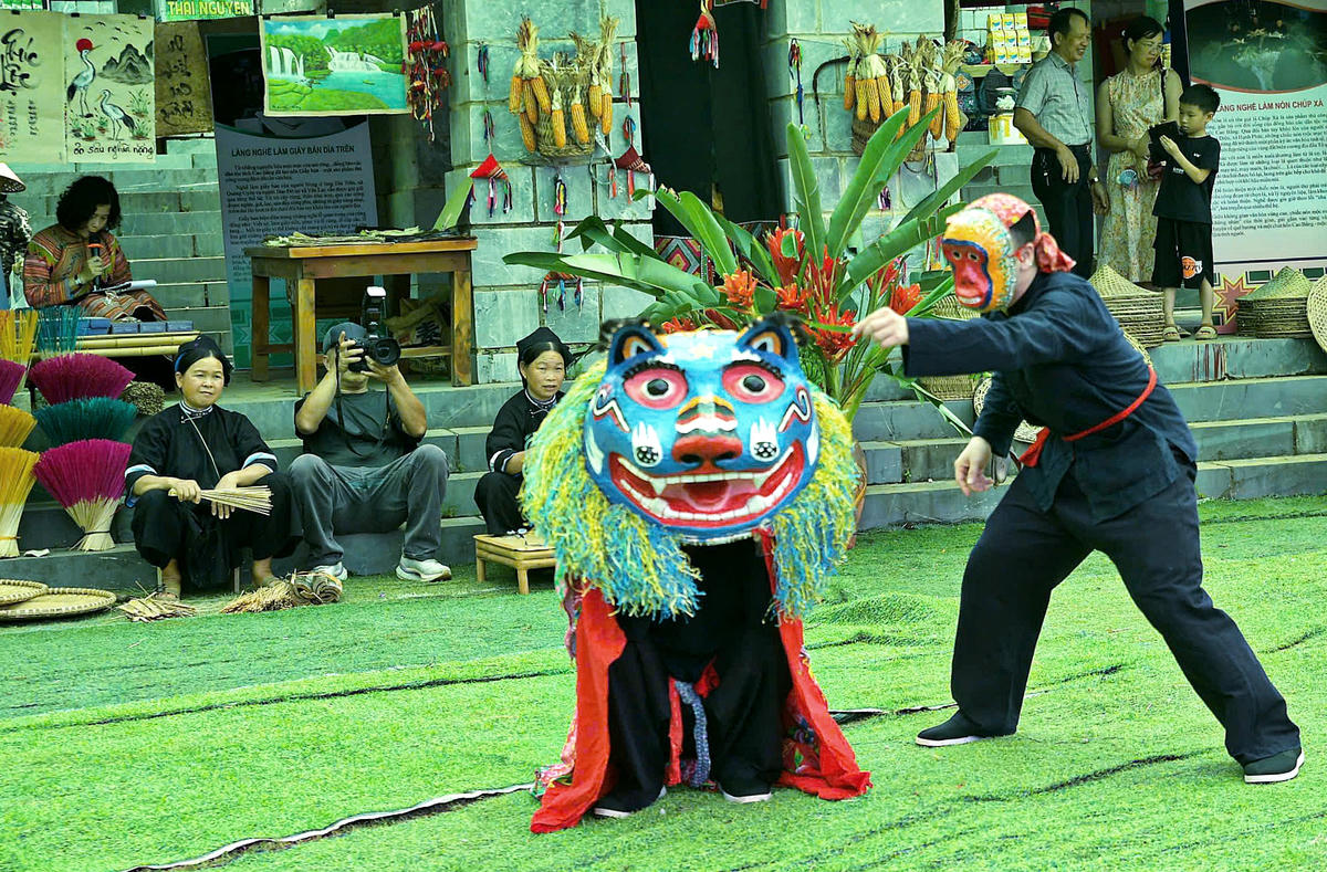 Những màn múa Sư tử mèo vui tươi, rộn ràng, tạo nên không khí lễ hội đặc sắc trong những ngày Tết Độc lập.