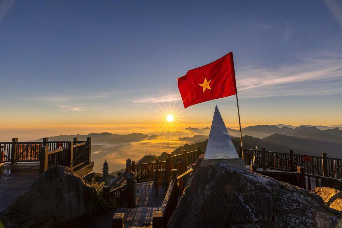 Đón hừng đông trên "Nóc nhà Đông Dương" vốn là đặc quyền chưa từng được mở rộng cho du khách trải nghiệm khi đến với Fansipan.