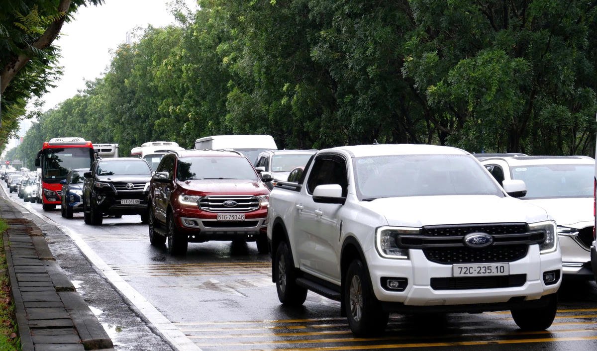 Dòng phương tiện nối đuôi nhau nhích từng chút một để vào đường cao tốc. Ảnh: H.N.