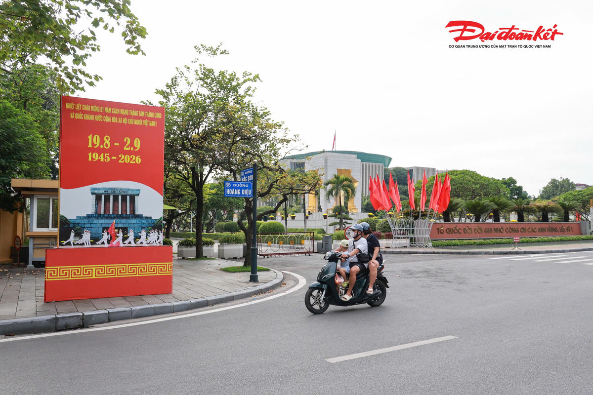 Những tuyến phố khu vực trung tâm được trang hoàng rực rỡ chào mừng 81 năm Cách mạng tháng Tám thành công và Quốc khánh 2/9